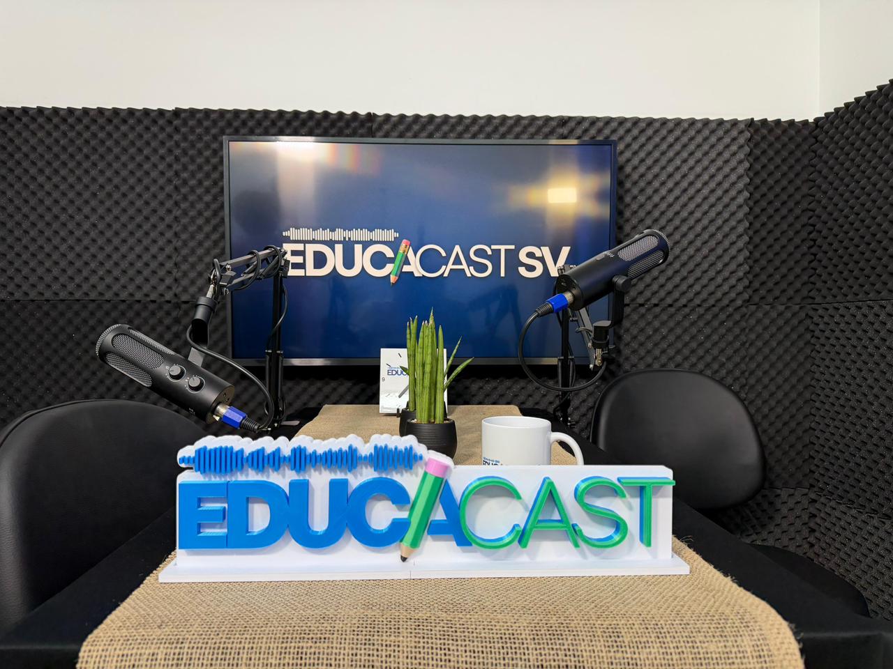 Sala de podcast transforma alunos em comunicadores em escola que leva o nome de Silvio Santos