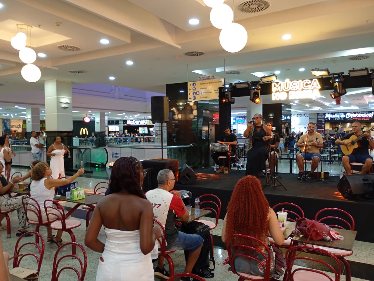 Samba, voz e presença marcam encerramento do Mês da Mulher em São Vicente