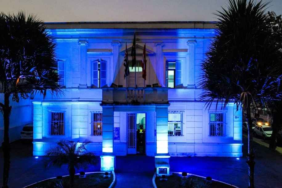 São Vicente ‘se veste de azul’ e ilumina Paço Municipal em alusão ao Dia de Prevenção a Afogamentos