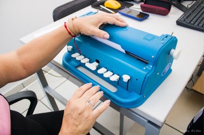 São Vicente adquire equipamentos em Braille para alunos com deficiência visual
