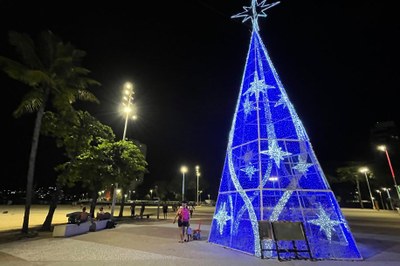 São Vicente ativa espírito natalino com instalação de árvores e enfeites