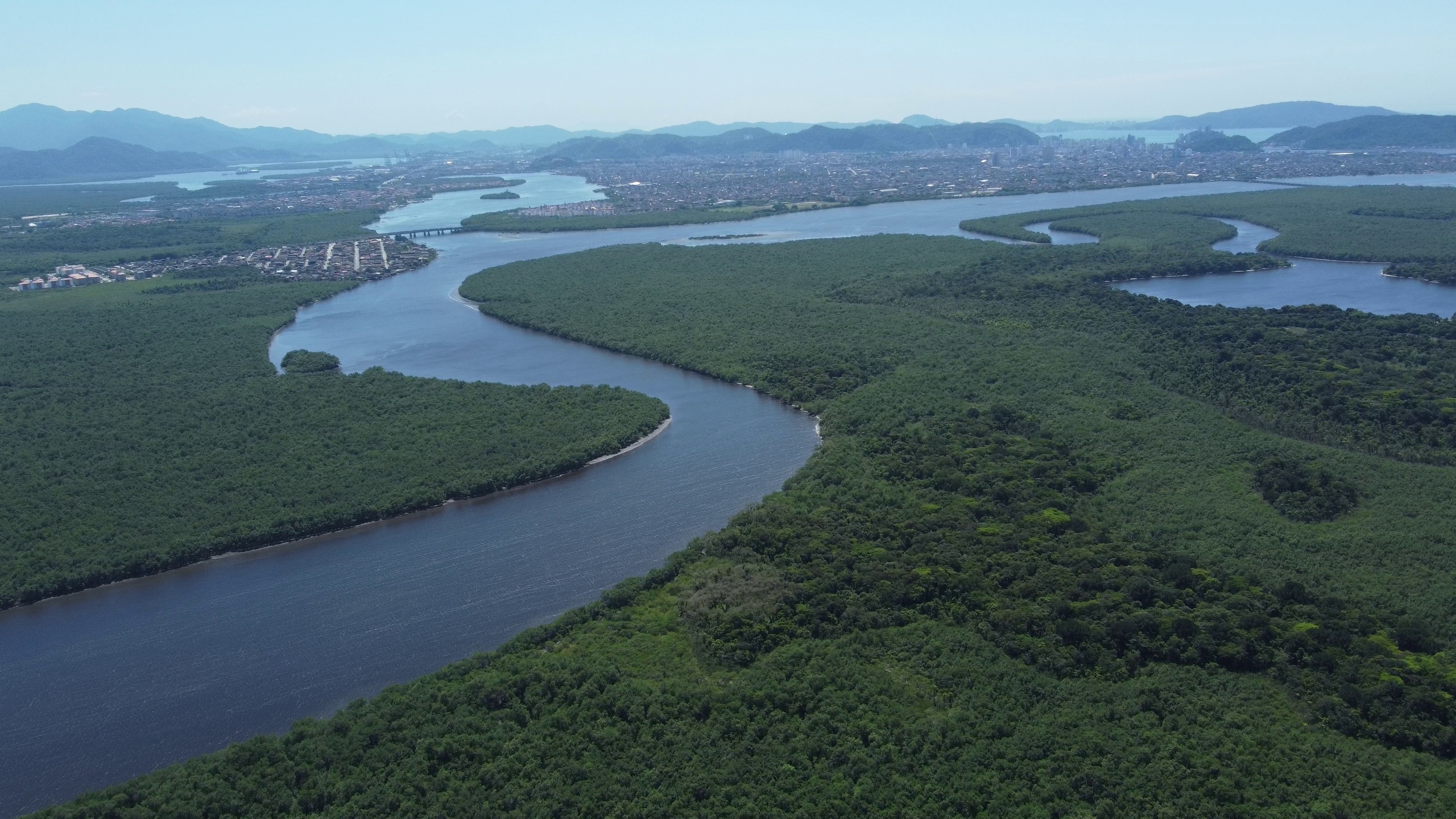 São Vicente avança no ordenamento urbano e incentiva atividades portuárias