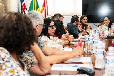 São Vicente discute desafios da saúde regional com comissão da Baixada