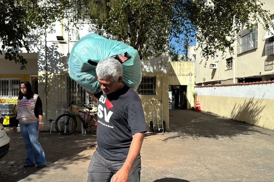 São Vicente doa cerca de 1,5 mil roupas e 400 kg de alimentos a vítimas de incêndio em Santos