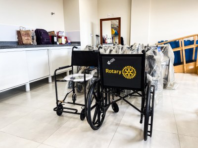 São Vicente entrega 14 novas cadeiras de rodas aos pacientes da rede pública