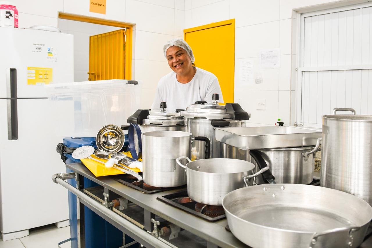 São Vicente entrega 15 mil novos utensílios para cozinhas das escolas municipais
