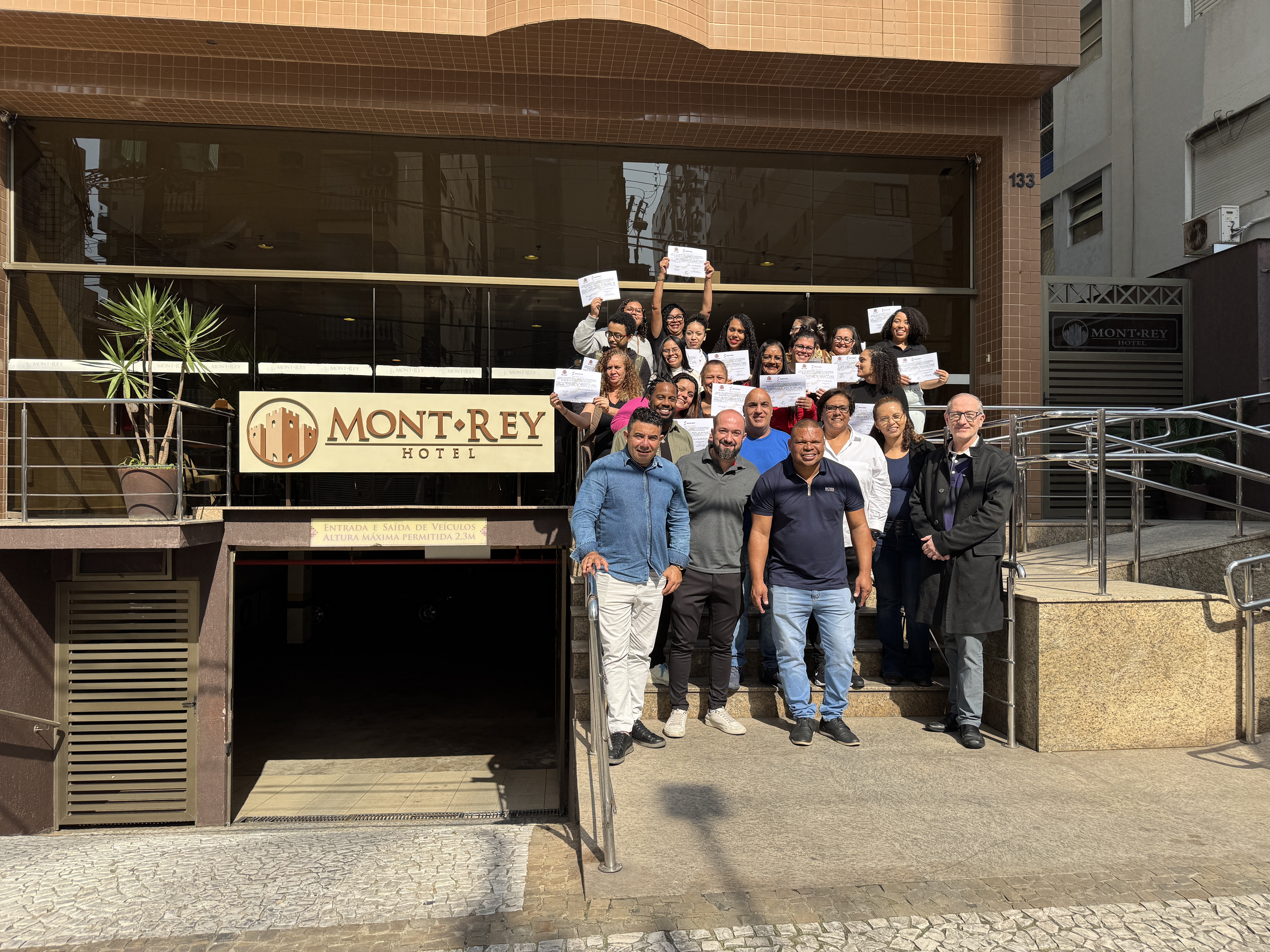 São Vicente forma novas recepcionistas de hotel com curso gratuito e vivência prática