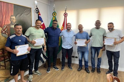 São Vicente homenageia equipe de serviços públicos que salvou homem em incêndio