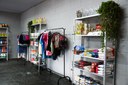 São Vicente inaugura espaço de troca de plástico por alimentos, roupas e cupons para sorteio de iPhone