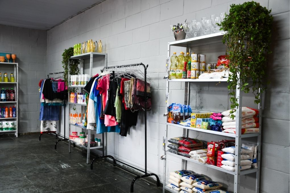 São Vicente inaugura espaço de troca de plástico por alimentos, roupas e cupons para sorteio de iPhone