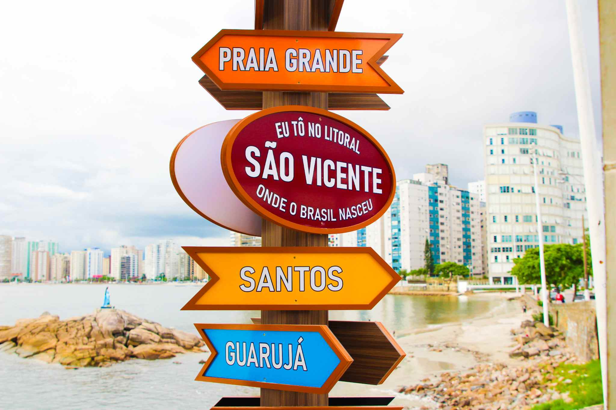 São Vicente instala totem turístico na Praia do Itararé