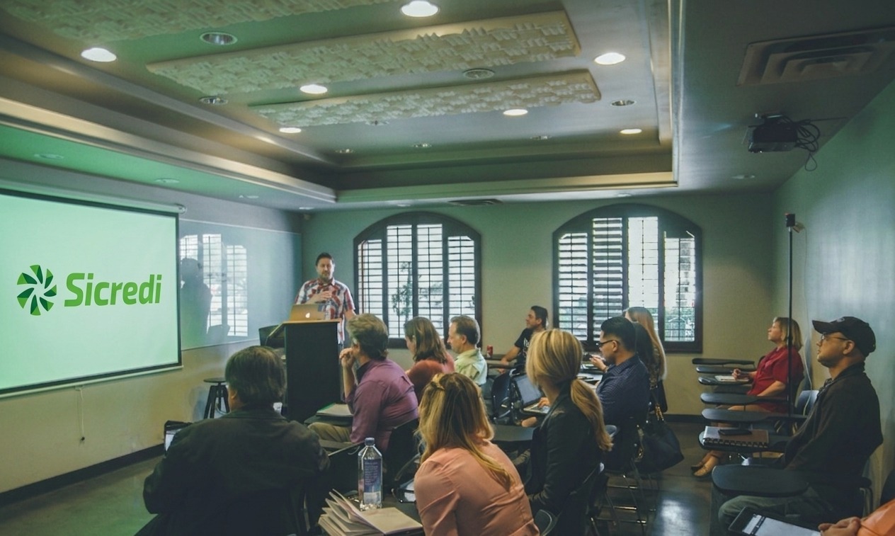 São Vicente oferece palestra sobre educação financeira, em parceria com o Sicredi