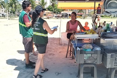São Vicente realiza ações de conscientização sobre a proibição de copos e canudos plásticos para comerciantes