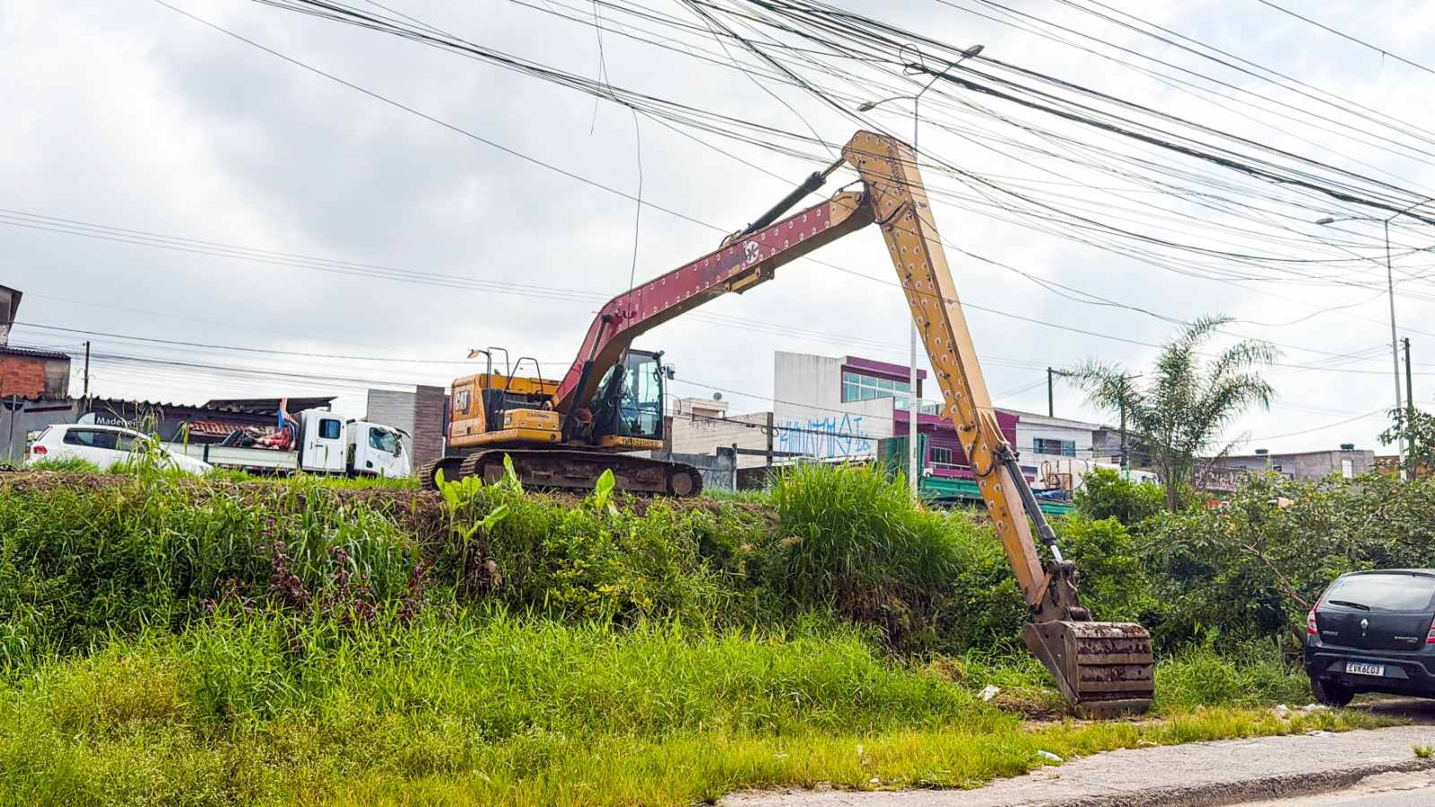 São Vicente realiza limpeza de canal no Jardim Irmã Dolores