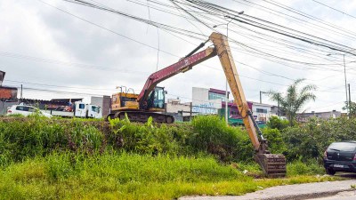 São Vicente realiza limpeza de canal no Jardim Irmã Dolores