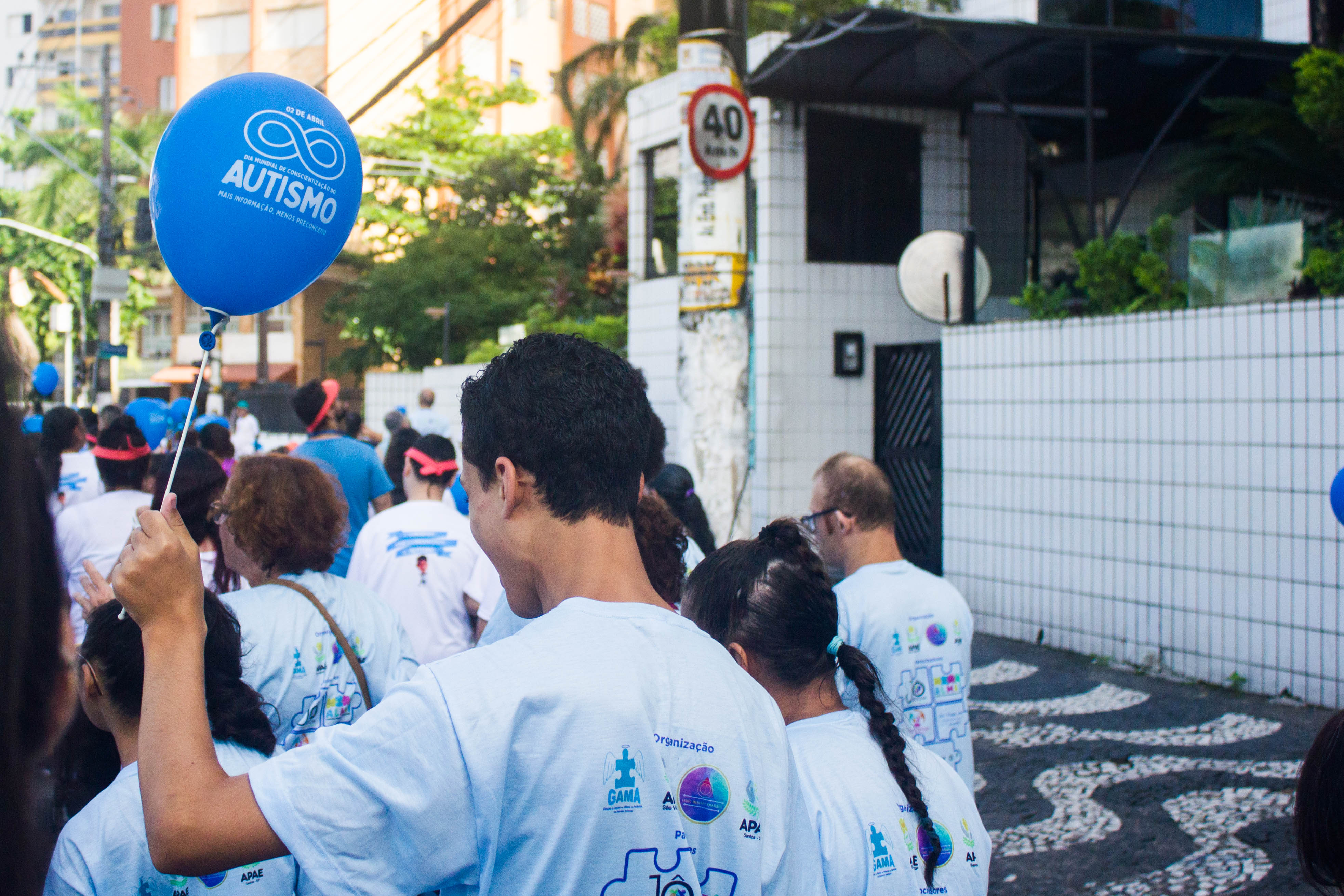São Vicente recebe caminhada alusiva à Abril Azul, mês de conscientização sobre o Autismo