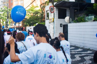 São Vicente recebe caminhada alusiva à Abril Azul, mês de conscientização sobre o Autismo