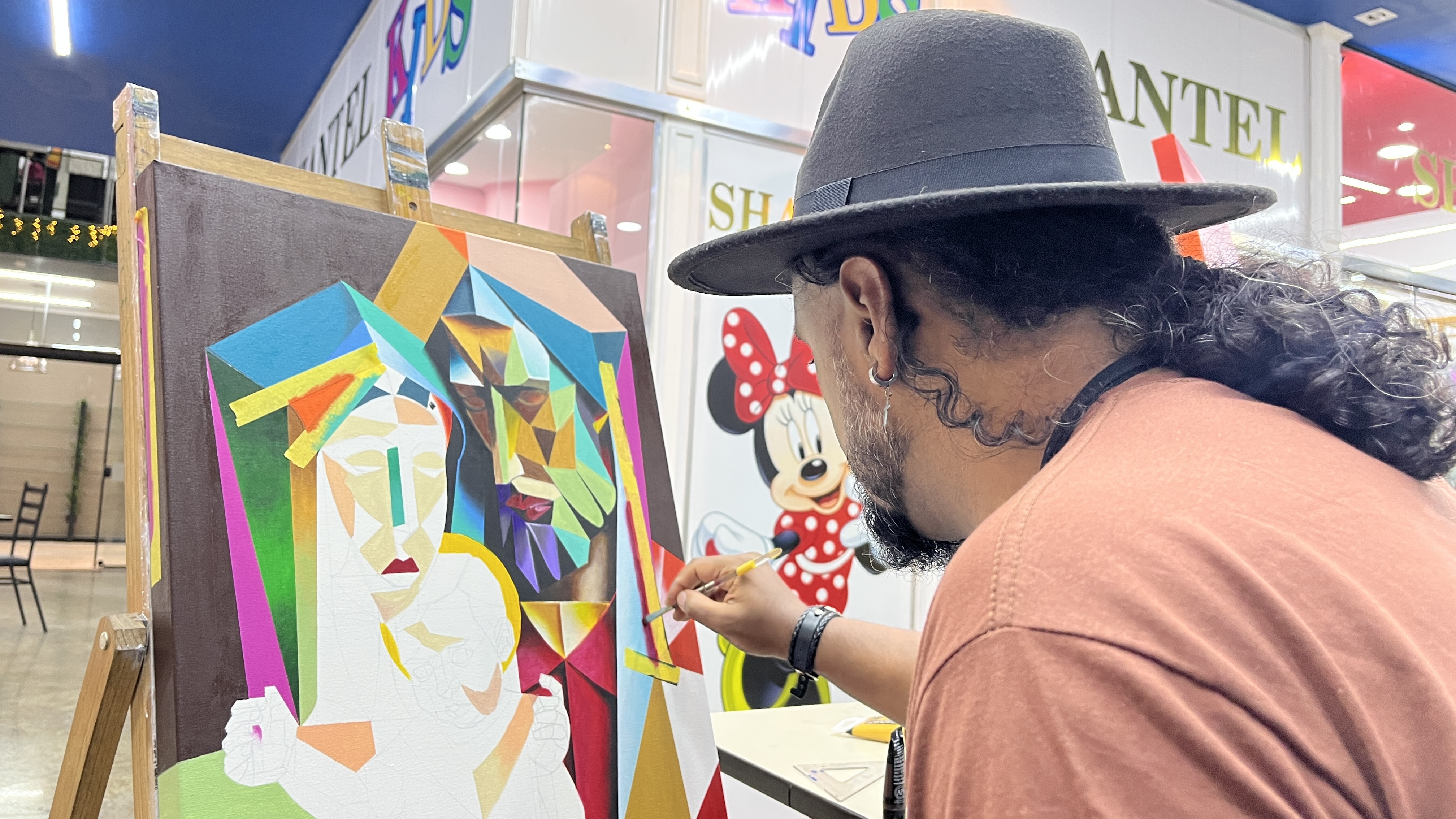 Oficina artística leva cores, criatividade e inclusão ao Shopping Deslumbrante de São Vicente