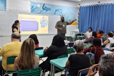 Senac leva palestra sobre empreendedorismo para alunos da EJA no Jóquei Clube