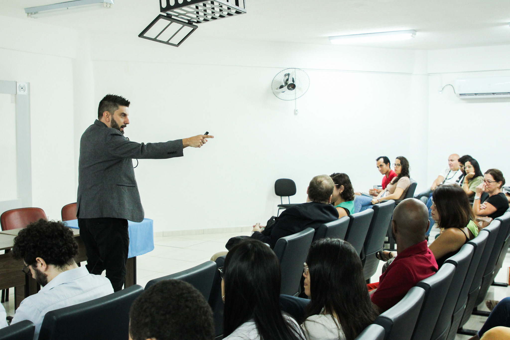 Servidores municipais de São Vicente participam de aula com professores da USP