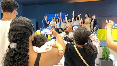 Sorrisos e emoções marcam segundo dia de formaturas na rede municipal de São Vicente