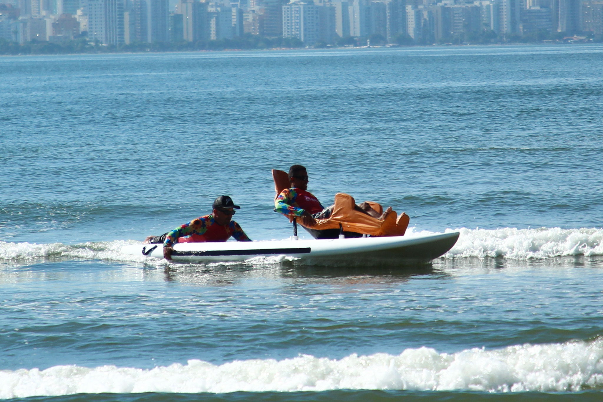 Surf Inclusivo mergulha no Itararé e conecta pessoas com deficiência ao mar de São Vicente