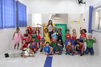 Teatro e imaginação transformam manhã na AMEI Narizinho