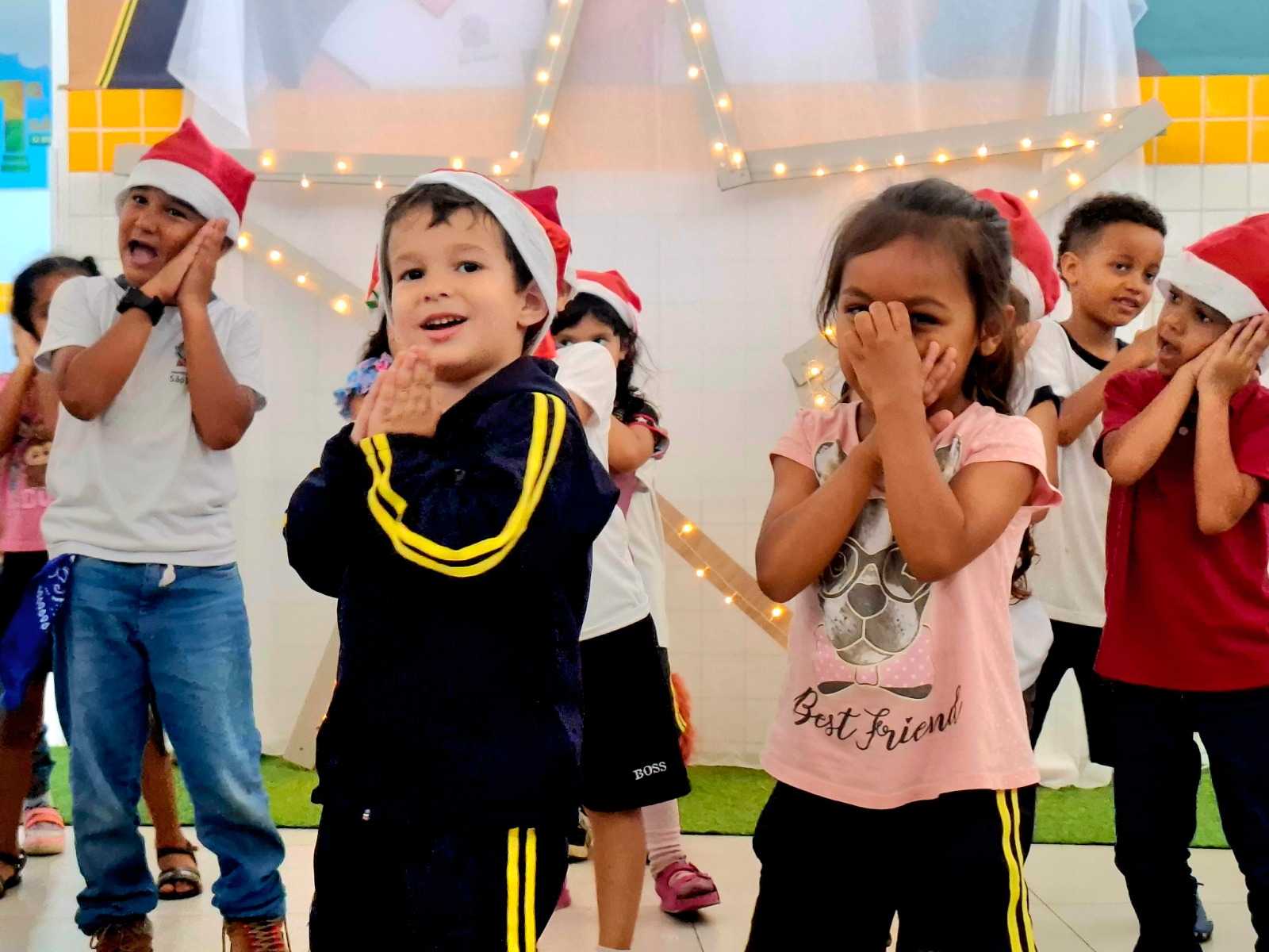 Teatro e música marcam apresentação de Natal na AMEI Duque de Caxias