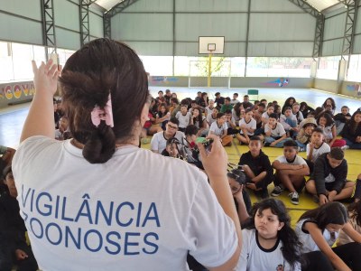 Teatro e roda de conversa conscientizam 127 crianças contra dengue em escola de São Vicente