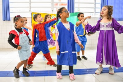 Teatro leva magia às crianças da AMEI Narizinho