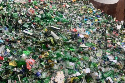 Trituração de Vidro: Processo na coleta de São Vicente reduz risco de adulteração de bebidas