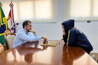 Vicentino campeão paulista de xadrez visita Prefeitura