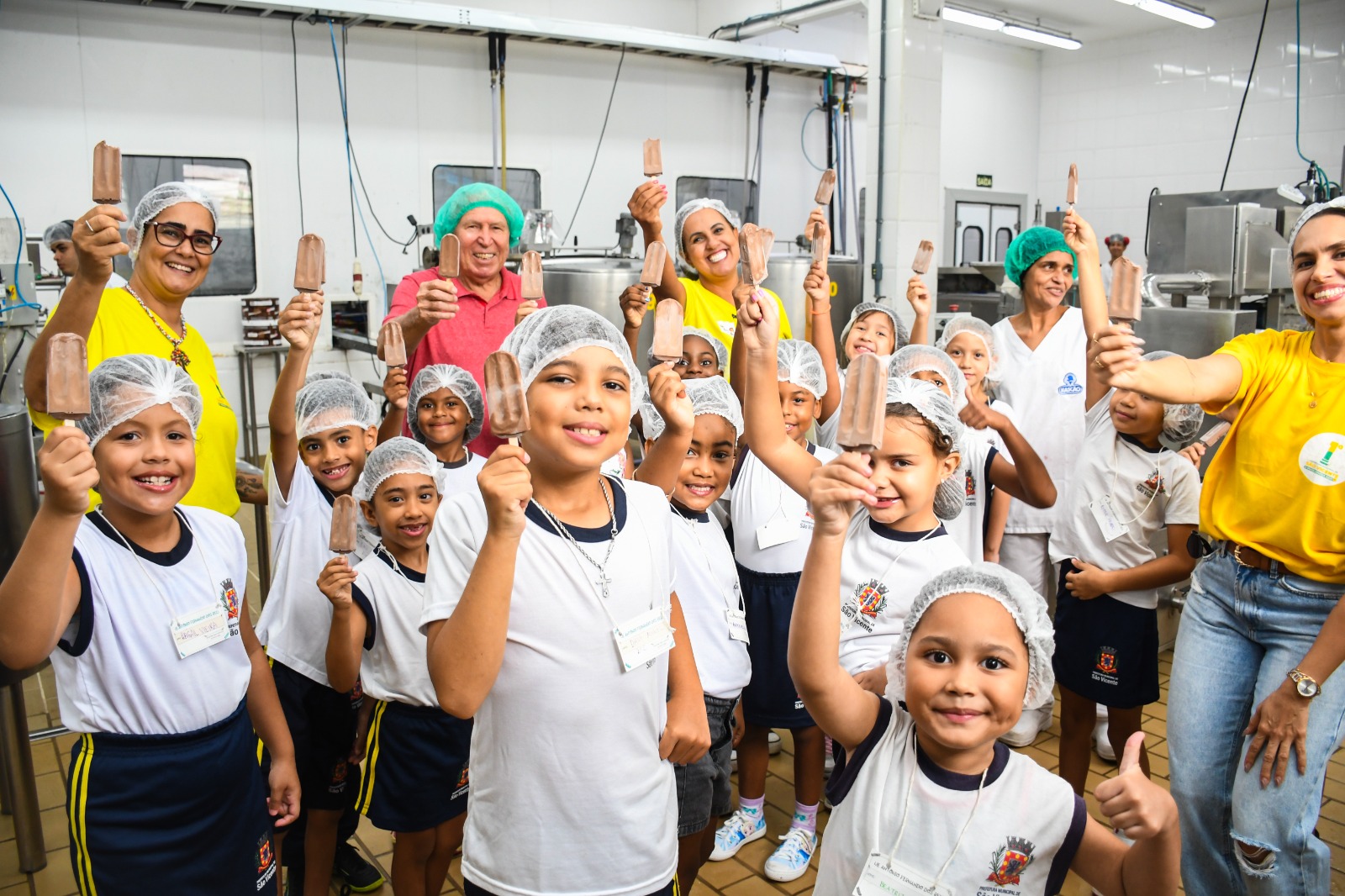 Visita de alunos da rede municipal transforma fábrica de sorvetes em sala de aula em São Vicente