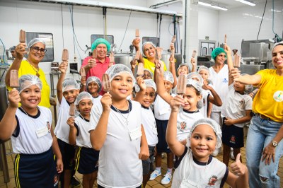 Visita de alunos da rede municipal transforma fábrica de sorvetes em sala de aula em São Vicente