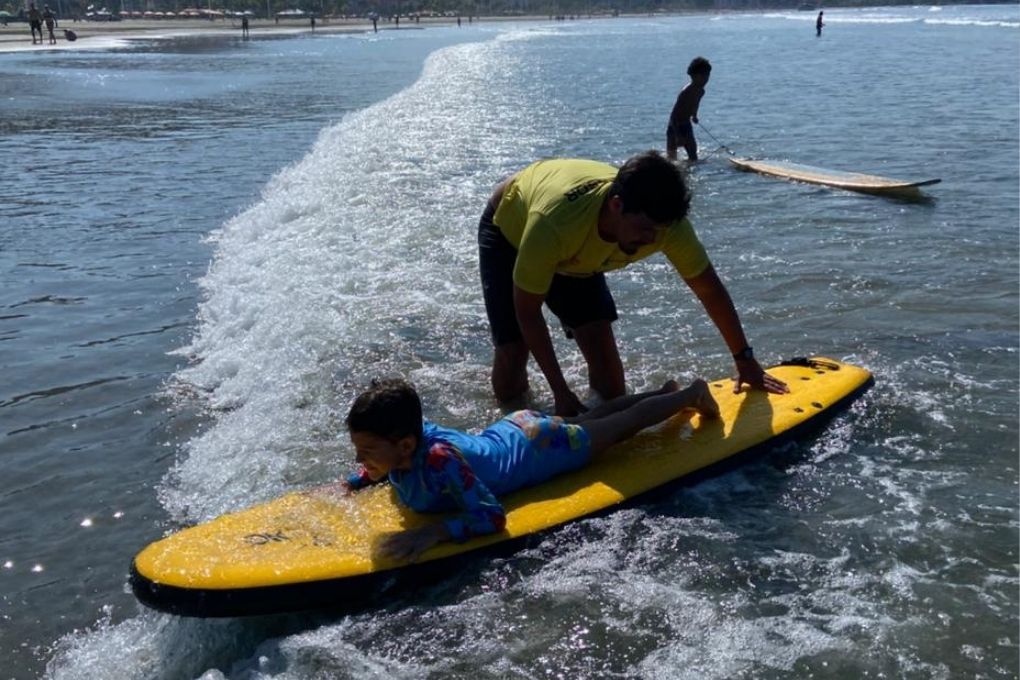 Vivência na praia une esporte, educação ambiental e contato com a natureza para alunos de escola integral