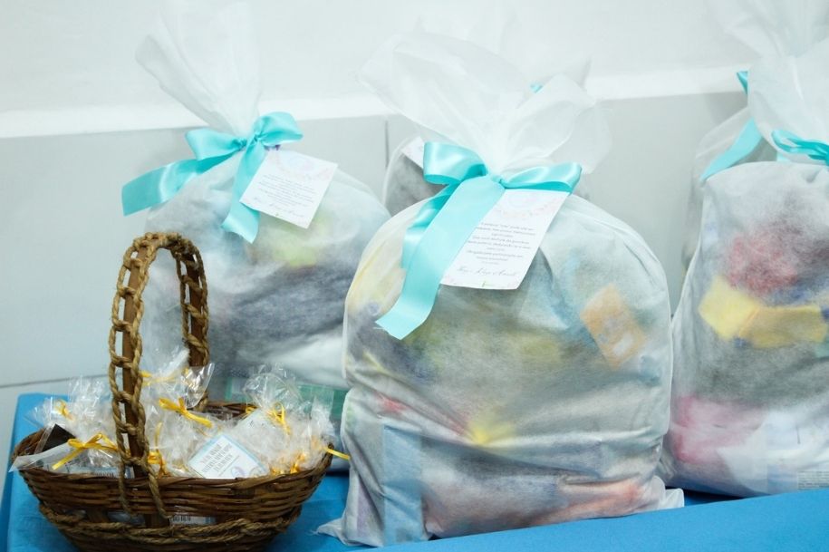 Voluntária transforma talento em solidariedade com enxovais para mães de São Vicente