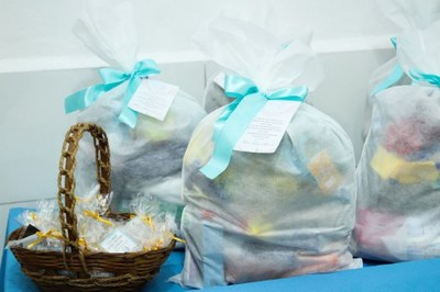 Voluntária transforma talento em solidariedade com enxovais para mães de São Vicente