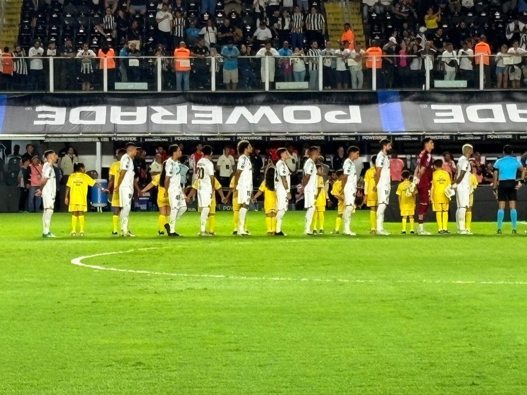 Crianças da rede municipal de São Vicente entram em campo com jogadores do Santos FC