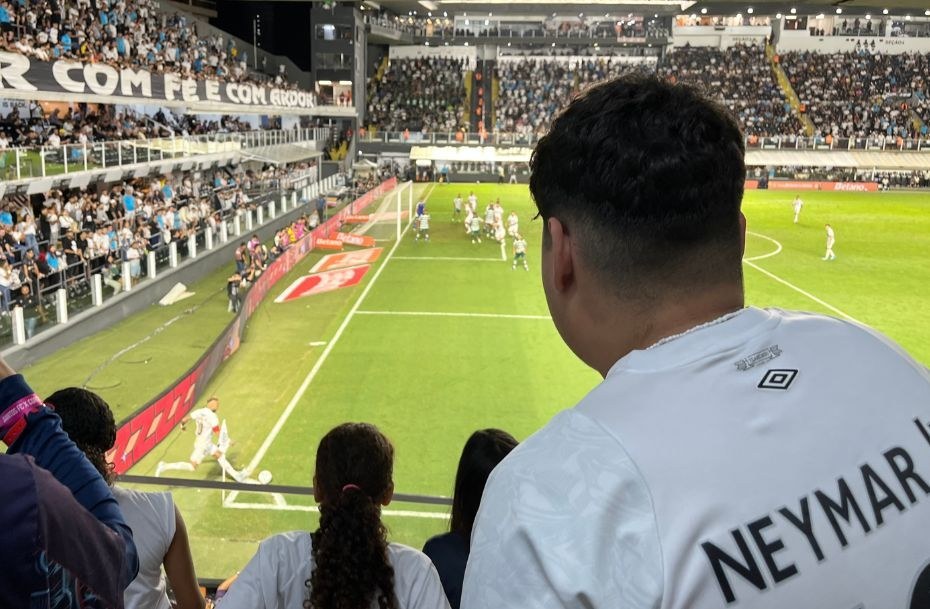 Experiência inédita marca visita de alunos da Área Continental à Vila Belmiro, em estreia do Santos na Copa do Brasil