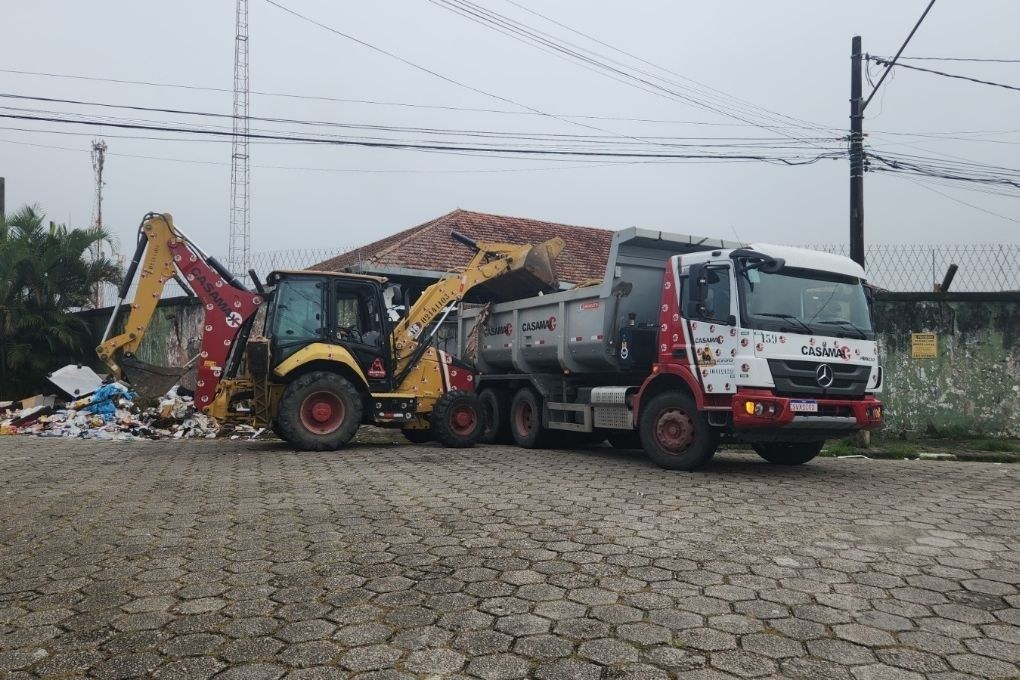 Ação no Beira-Mar retira cerca de 30 toneladas de lixo e reforça combate ao descarte irregular em São Vicente