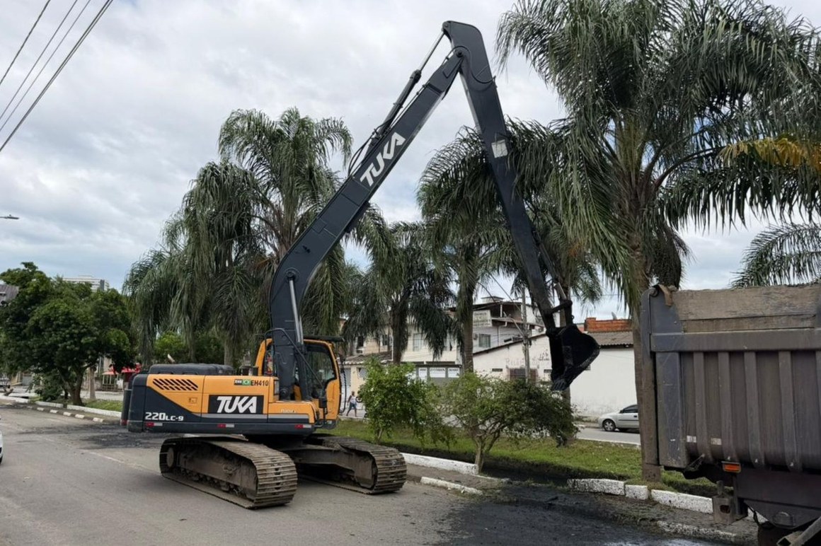 São Vicente avança no desassoreamento de canais em combate às enchentes