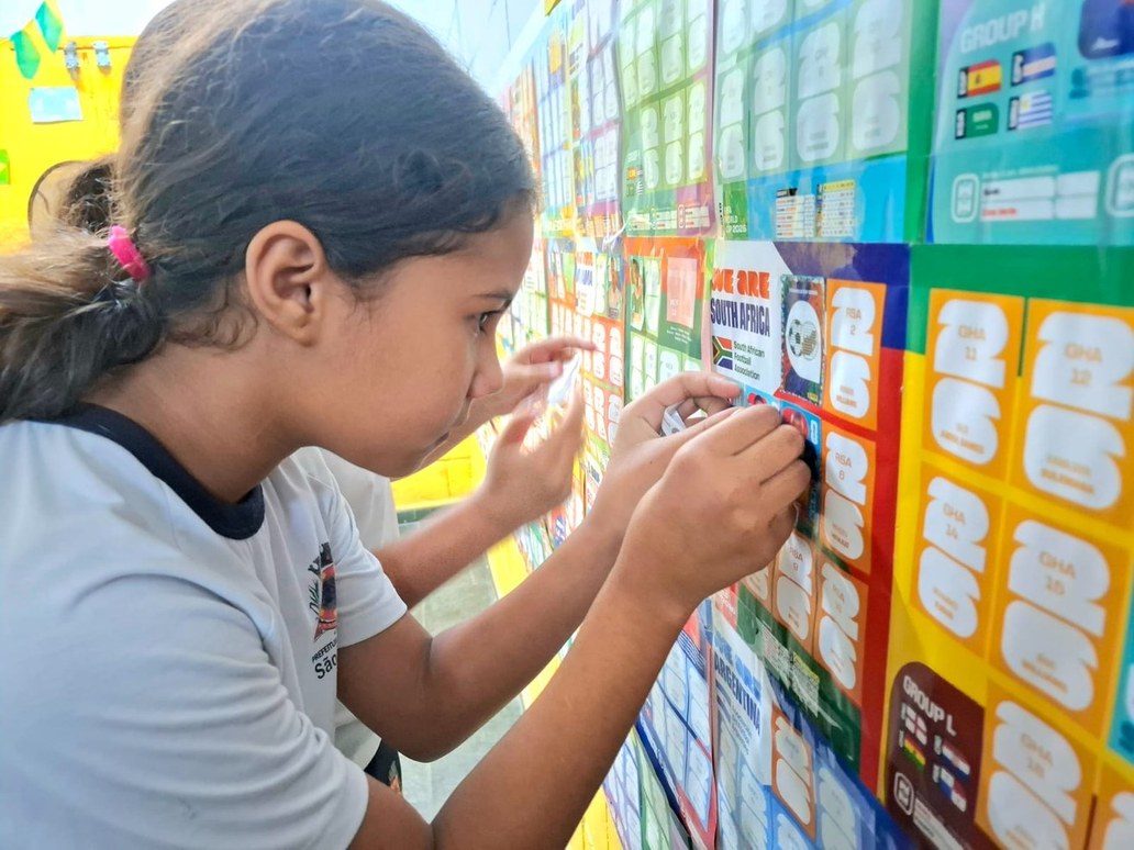 Alunos de escola de São Vicente se unem para completar álbum de figurinhas comunitário