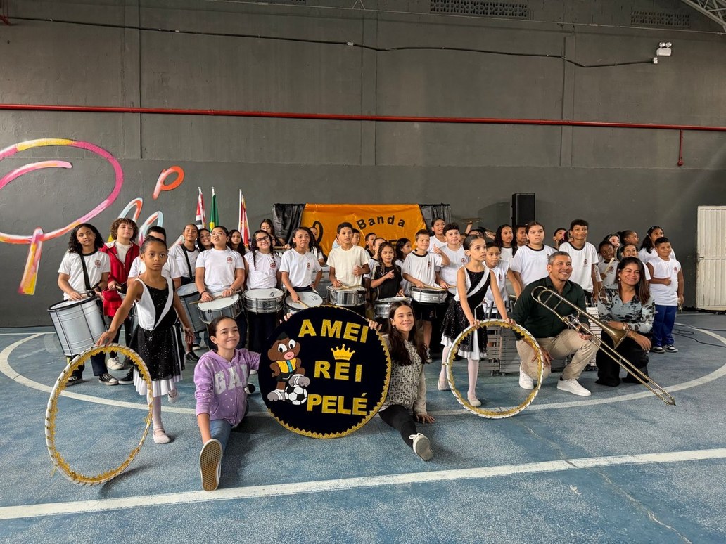 Banda marcial da AMEI Rei Pelé celebra aniversário e marca trajetória de estudantes em São Vicente