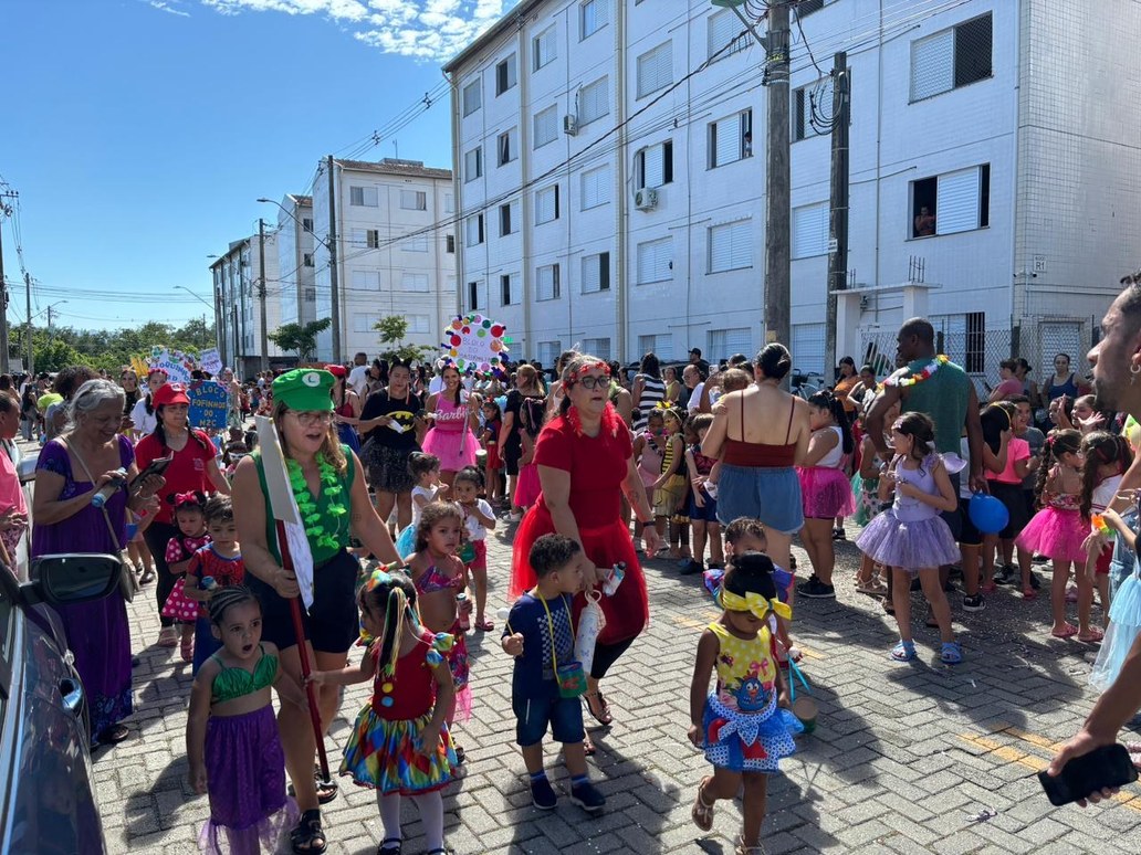 Mais de 500 alunos participam do Carnaval do Complexo Monteiro Lobato, na Cidade Náutica