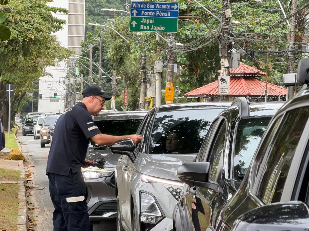 Blitz educativa reforça conscientização no trânsito durante Maio Amarelo em São Vicente