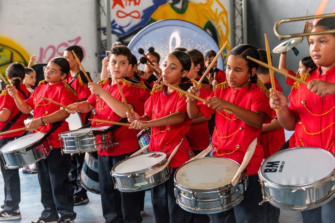Novos instrumentos fortalecem projeto musical das AMEIs em São Vicente