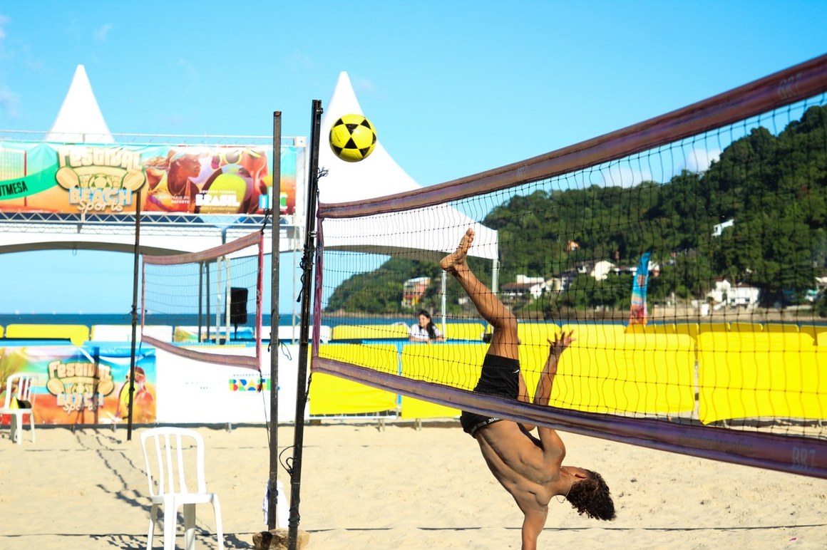 Torneio de futevôlei e grupos de axé agitam Arena TH+ neste domingo (8)