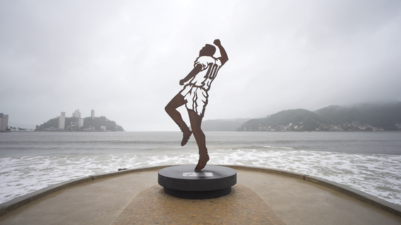 Pier do Pelé - Estátua.png