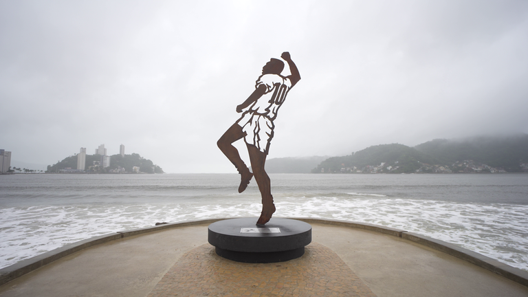 Pier do Pelé - Estátua.png